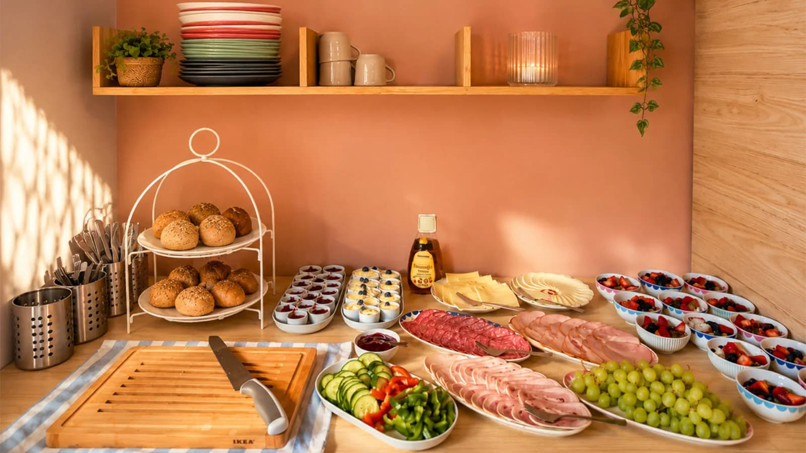 Morgenmadsbord med brød, pålæg og frisk frugt