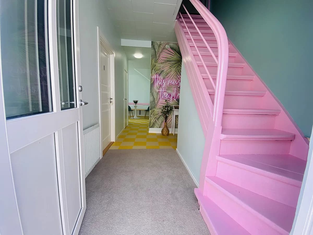 Gangen i det lyserøde hus med den lyserøde trappe